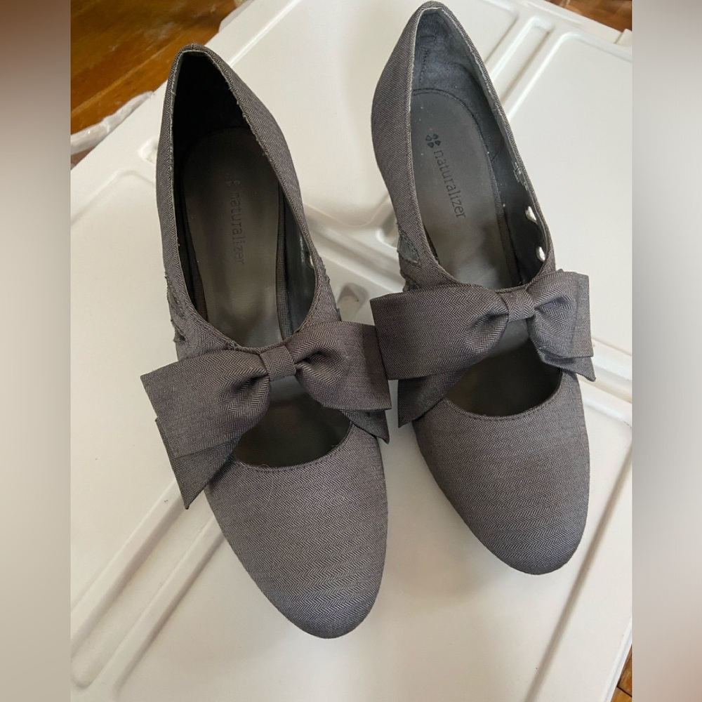 Naturalizer Grey closed-toed 2.25 inch heels with bow, size US 9.5